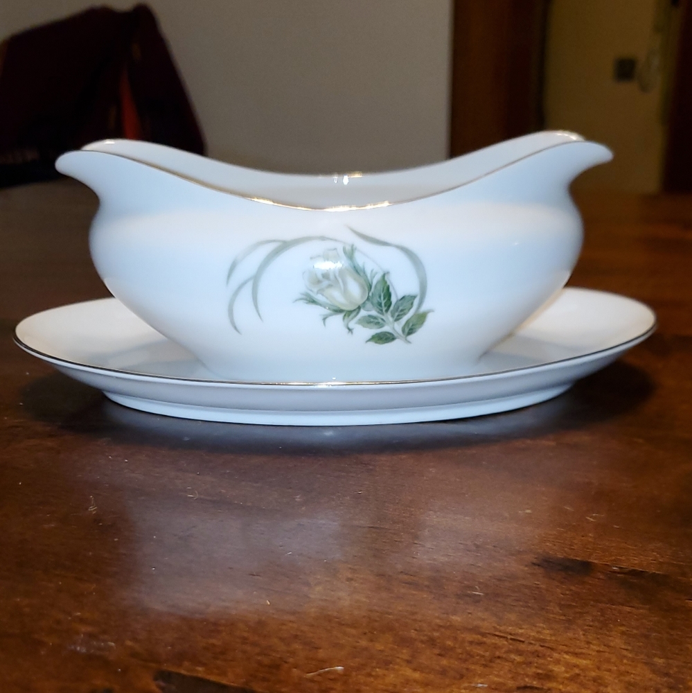 Harmony House fine china "Fleur" gravy bowl.